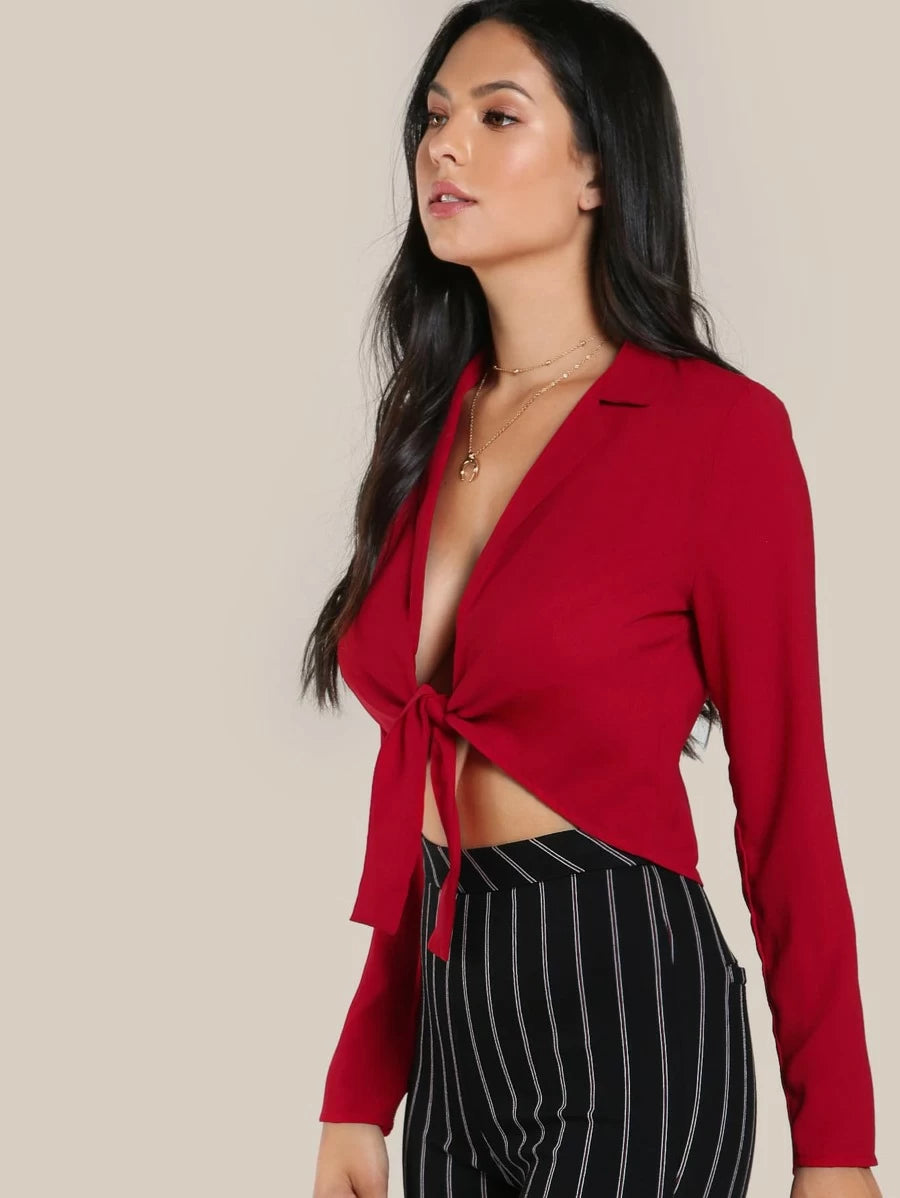 Rouge Élégance – Blouse à Bouton Signature