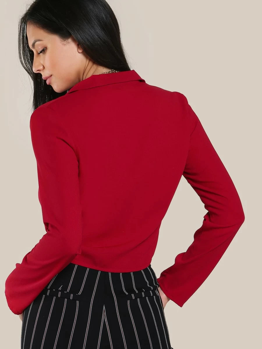 Rouge Élégance – Blouse à Bouton Signature