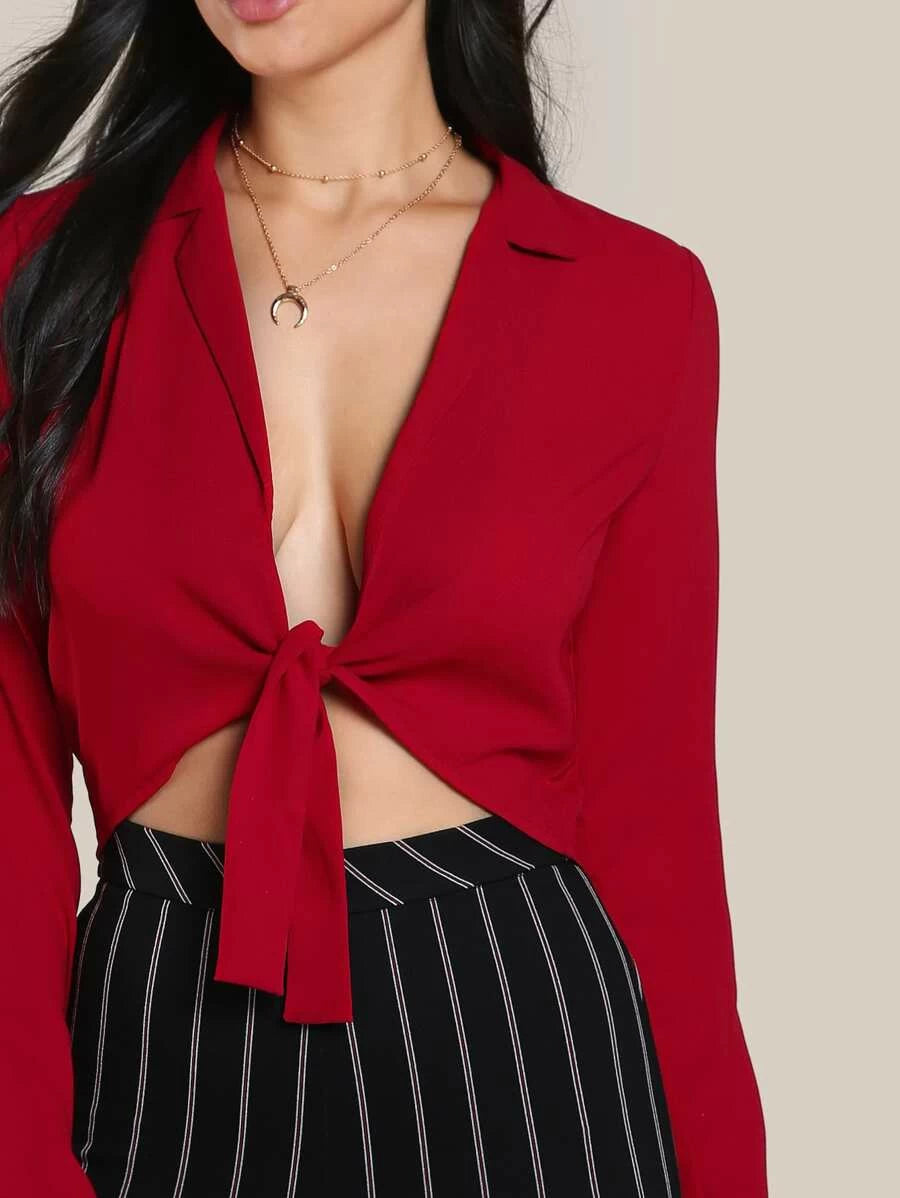 Rouge Élégance – Blouse à Bouton Signature